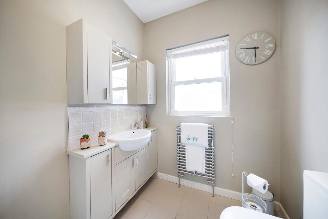 4 Bedroom Home With Garden, Game Room, Parking- Esho Stays Gloucester Exteriér fotografie