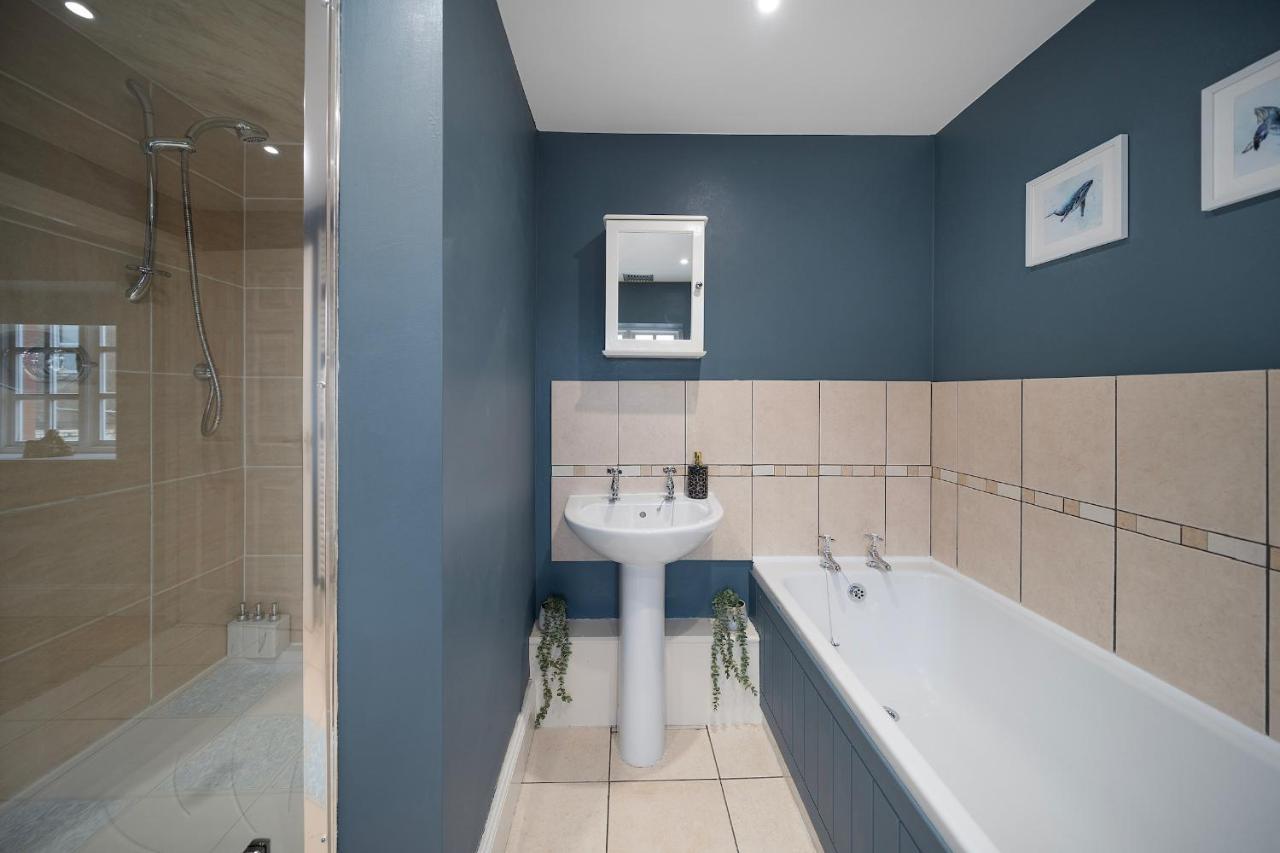 4 Bedroom Home With Garden, Game Room, Parking- Esho Stays Gloucester Exteriér fotografie